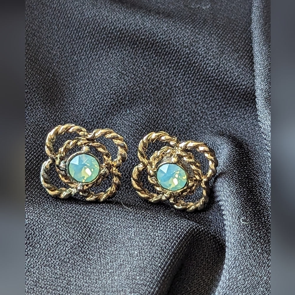 💙 Vintage Earrings Rope Goldtone Blue green center rhinestone rope four cl…